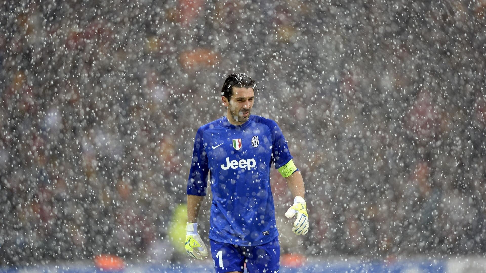 开云体育官方入口-墨西哥球员脚底打滑摔出界,被判越位?,墨西哥国脚